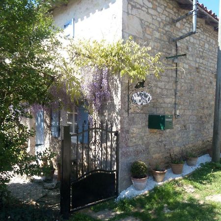 Chat Noir Gite Et Chambre D'Hotes Genouille  Екстериор снимка