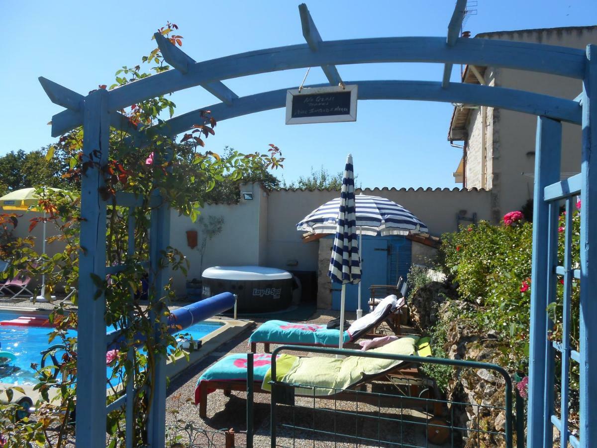 Chat Noir Gite Et Chambre D'Hotes Genouille  Екстериор снимка
