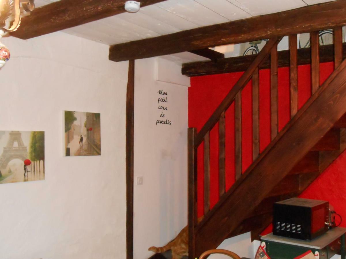 Chat Noir Gite Et Chambre D'Hotes Genouille  Екстериор снимка