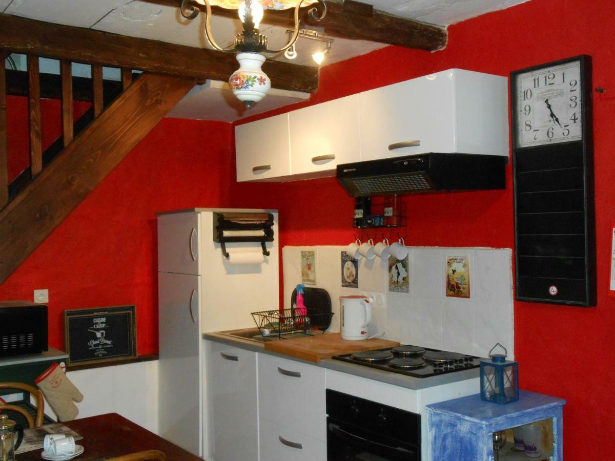 Chat Noir Gite Et Chambre D'Hotes Genouille  Екстериор снимка